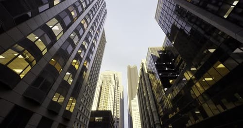 El horizonte urbano capturado entre imponentes edificios en una tarde soleada