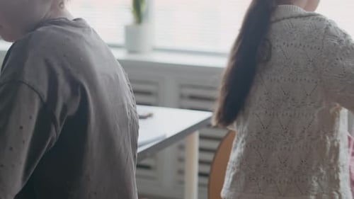 Kinder bereiten sich im modernen Klassenzimmer auf den Unterricht vor