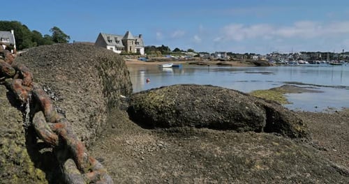 Le port de Ploumanach vu du côté de Trégastel, en Bretagne en France