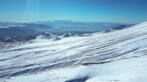 Bilder von einem verschneiten und erloschenen Vulkanvulkan
