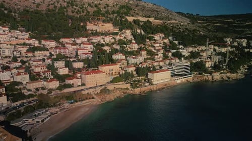 Praia de Banje com areia e hotéis confortáveis perto de Calm Harbor Against Mountain
