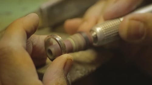 Italienischer Goldschmied bei der Arbeit am Bau eines Verlobungs- oder Eherings.