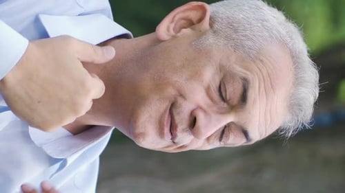 Vídeo vertical do homem que está sufocando com o calor.