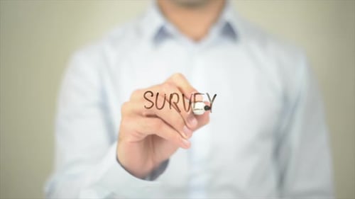 Befragter schreibt auf transparentem Bildschirm