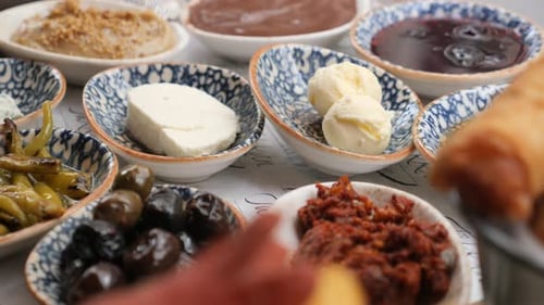 Pâte à tartiner avec olives, fromage, poivrons et diverses tartinades