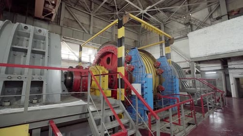 Exploration du rôle des machines industrielles à l'intérieur d'une centrale électrique Stock Clip