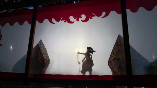 Silhouette von Wayang Kulit oder Schattenpuppen aus Java, Indonesien Puppenspiel von Dalang oder Puppenspieler