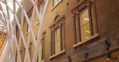 Stahlgitterkonstruktion des Daches im Bahnhof King's Cross in London. Innenarchitektur