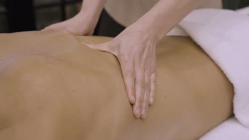 Therapeutische Rückenmassage Nahaufnahme, Professionelle weibliche Therapeutin Rückenschmerzen Massagetherapie, Re