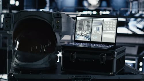 Écran d'ordinateur portable dans la station spatiale montrant un logiciel de télémétrie pendant un vol orbital