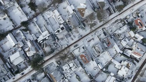 Luftbild von oben nach unten über der wunderschönen verschneiten Stadt im Winter