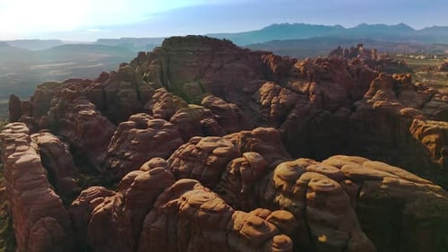 Seltsame Felsen mit abgerundeten Spitzen im Arches Canyon, Utah, USA. Herrlicher Blick auf die zahlreichen Felsen