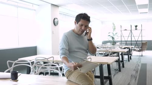 Appel mobile d'un homme d'affaires dans un espace de coworking