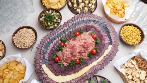 F193. Buffet festivo con salchichas y verduras
.