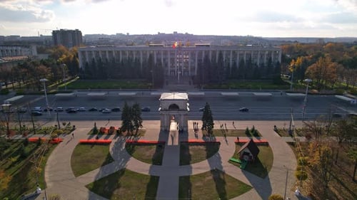 Vue aérienne panoramique de l'Arc de Triomphe, de la place de la Grande Assemblée nationale avec le bâtiment du gouvernement