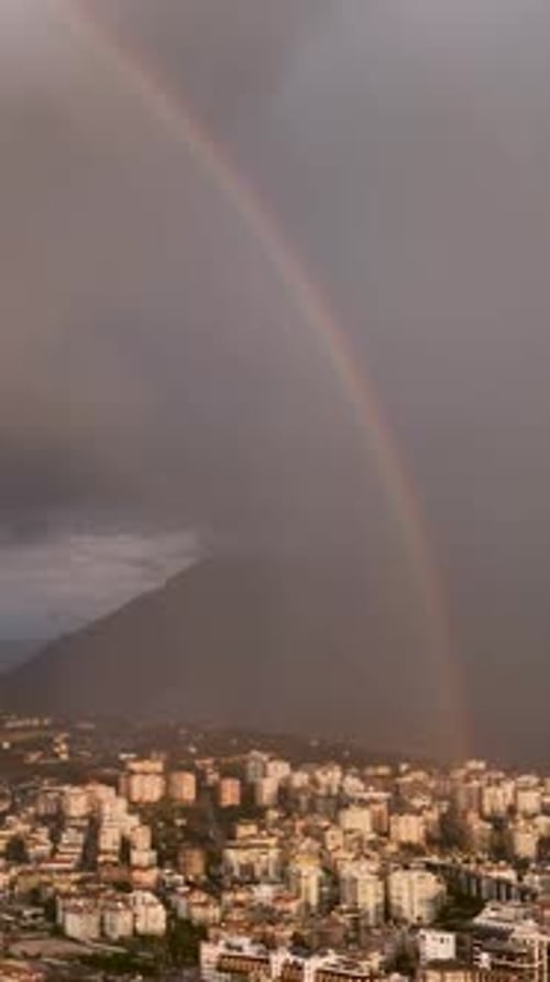 Vídeo vertical do Rainbow Mirage de um Drone capturando o duplo arco-íris e a chuva ciclônica sobre Magnificent