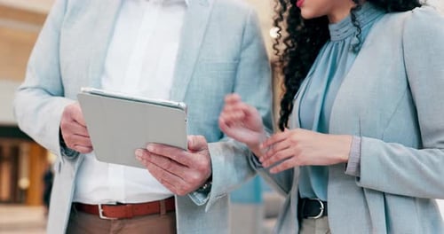 Tablette, personnel d'affaires et personnel de bureau avec connexion Internet pour la recherche ou la planification