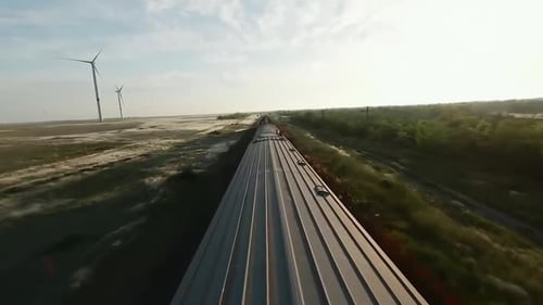Erleben Sie eine malerische Zugreise durch majestätische Windparks und wunderschöne Naturfelder