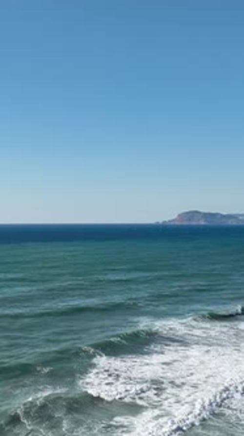 Vertikale Video-Luftaufnahme eines stürmischen Meeres Tauchen Sie ein in das Drama