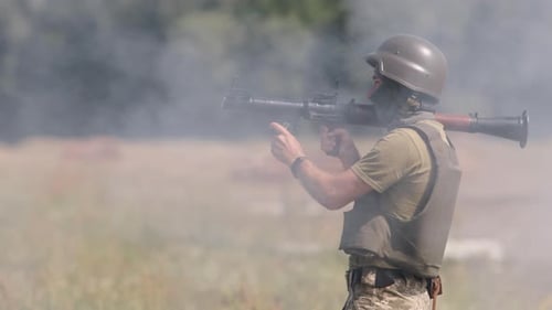 Un soldat tire un lance-roquettes de précision tiré à l'épaule (RPG7 PSRL1) sur son ennemi avec une roquette