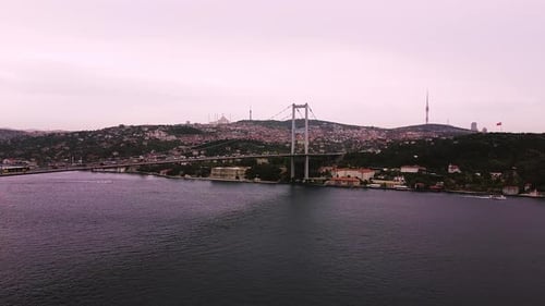 Profilansicht der belebten Bosporus-Brücke bei Sonnenuntergang in Istanbul.