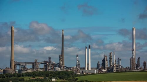 Industriekraftwerk mit Rauchtürmen