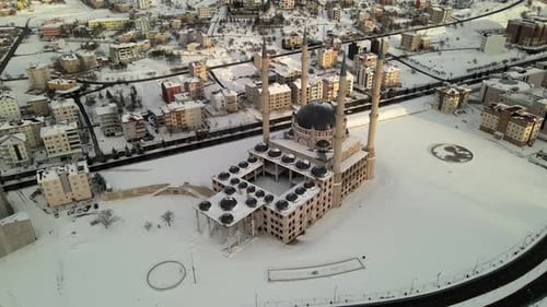4K-Drohnenaufnahmen der Nevsehir-Moschee in der Türkei.