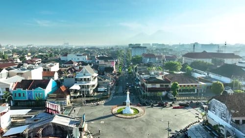 Luftaufnahme von Tugu Jogja oder Yogyakarta Monument am Morgen