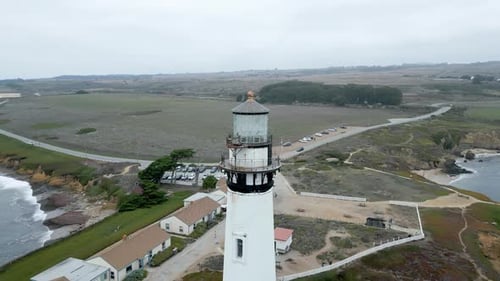 Drohnenaufnahme im Orbit um das Pigeon Point Lighthouse Beacon in San Mateo County, Kalifornien