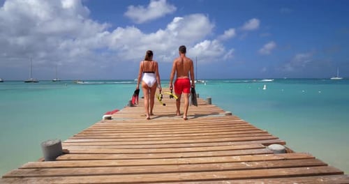 Paseo por la playa tropical y feliz luna de miel