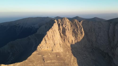 Paysage aérien : Timelapse au-dessus des sommets rocheux du mont Olympe