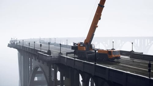 Gran grúa automática en el puente en construcción