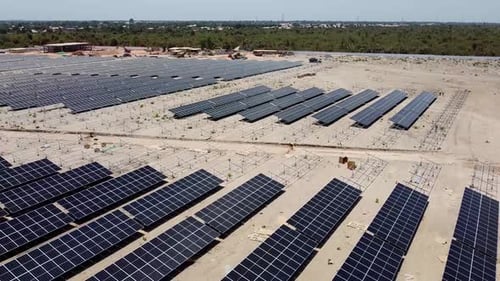 Vue aérienne d'une immense centrale photovoltaïque avec panneaux solaires en construction à Jambur, en Gambie