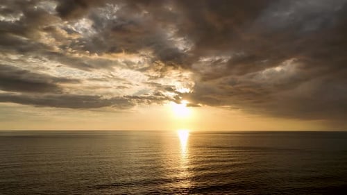 Vista aérea de una puesta de sol en color Dramático sobre el mar,