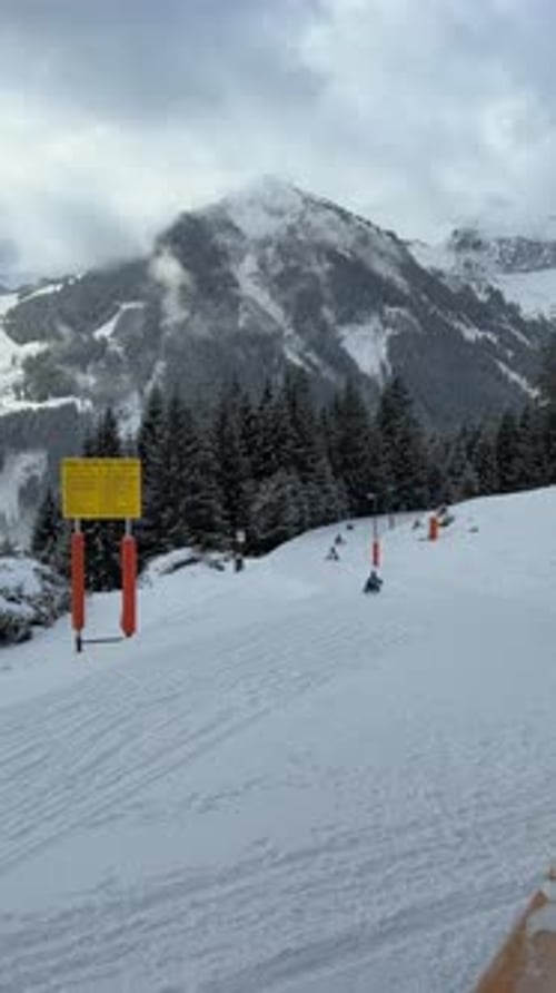 Descente en luge des pistes enneigées à Zell Am Seekaprun, en Autriche
