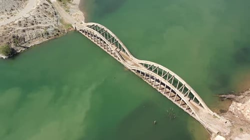 Vue aérienne du pont au-dessus du barrage