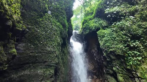 Cascada en la montaña