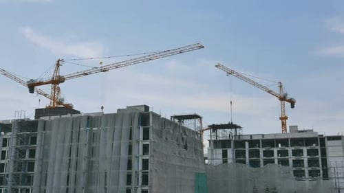 Lapso de tiempo de una obra de construcción con grúas de construcción.