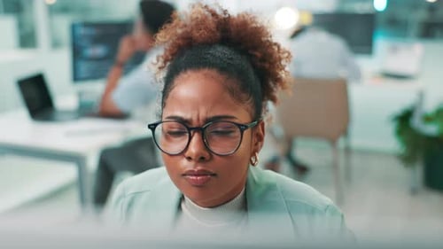 Desarrollador, confundido o mujer con la computadora, error de lectura o solución de problemas de ciberseguridad