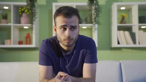 Junger Mann mit psychischen Problemen.