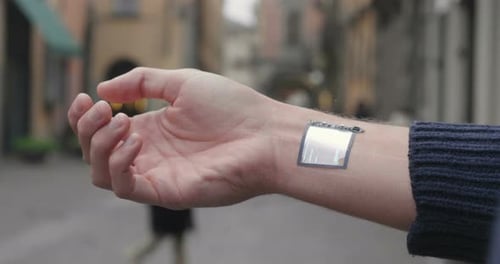 Un homme répond à la femme qui sourit et fait des signes depuis le téléphone qui apparaît dans une horloge holographique futuriste
