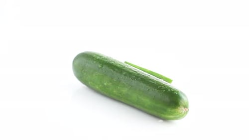 concombre vert frais entier et tranché sur fond blanc, plan latéral rotatif