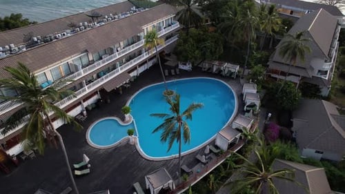 Vista de un complejo con piscina en la playa de Panwa en Phuket, Tailandia