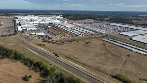 Usine de fabrication Nissan à Canton, dans le Mississippi. Un retrait aérien révèle une immense installation de montage.