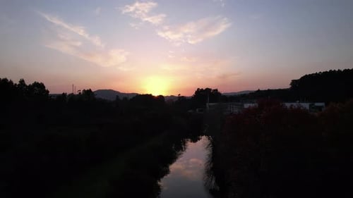 Wunderschöner Fluss bei herrlichem Sonnenuntergang