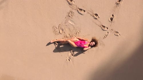 Una hermosa vista aérea de la relajación en la playa al amanecer en la impresionante isla de Oahu, Hawái