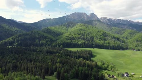 Survol du légendaire sommet de Giewont dans les montagnes des Tatras polonaises, des terres agricoles et des forêts à proximité