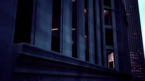 La imponente fachada de un edificio en el corazón de la ciudad de Nueva York
