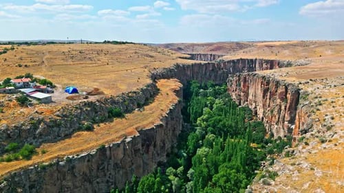 Canyon boisé - Vue aérienne 2K
