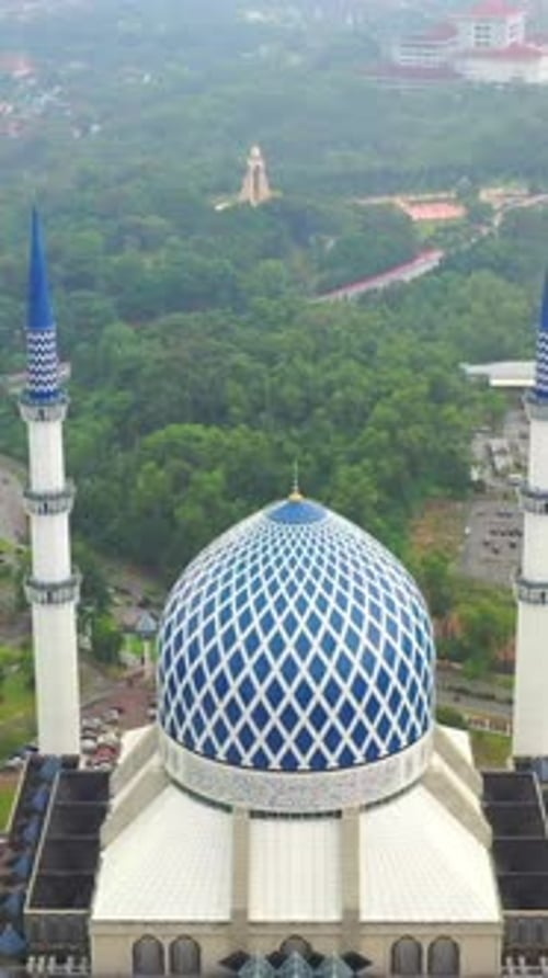 Vue verticale du paysage urbain et de la mosquée de Kuala Lumpur, Malaisie